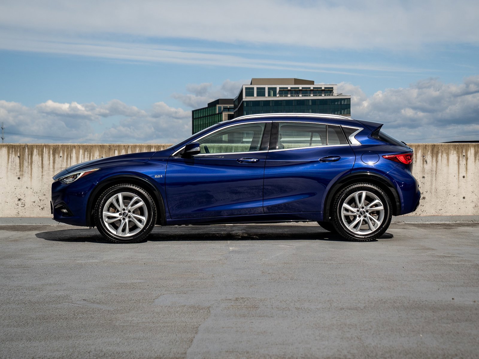 Used 2018 INFINITI QX30 Premium w/ Navigation Package FWD image 3