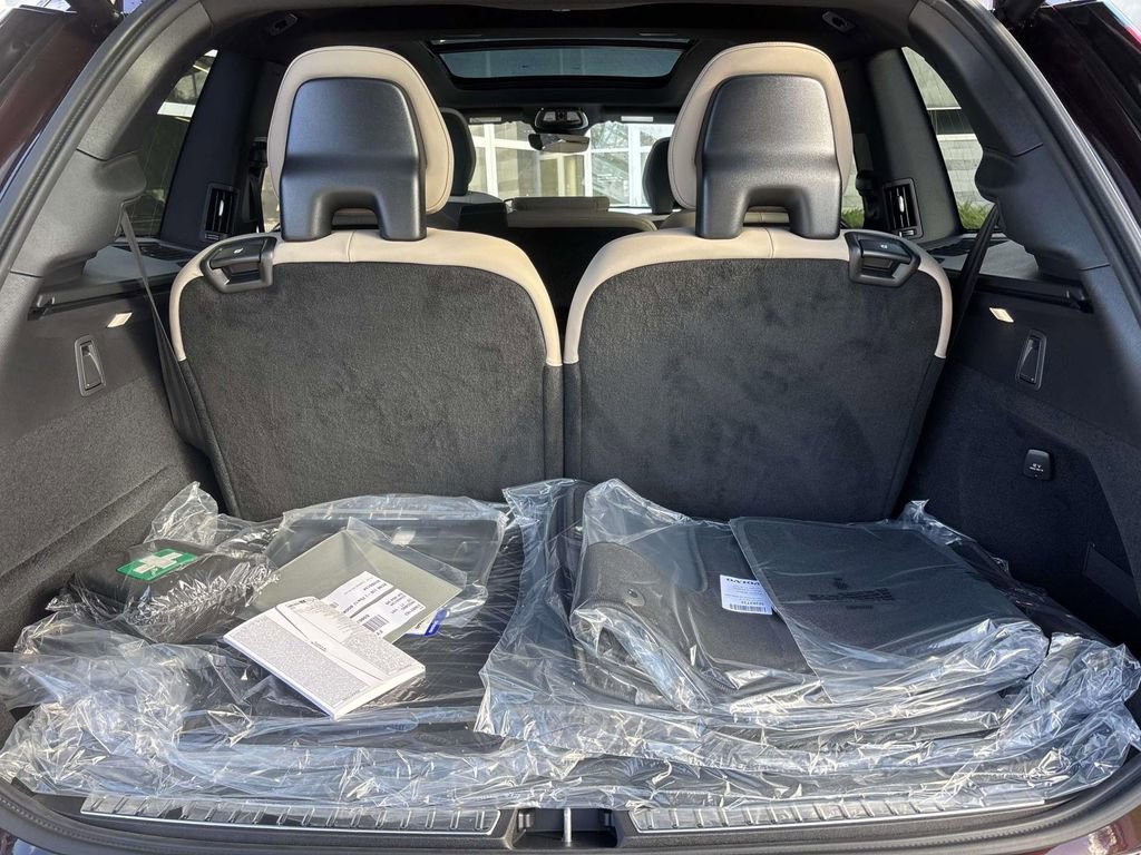 New 2026 Volvo XC90 B5 Core w/ Protection Package Premier image 9