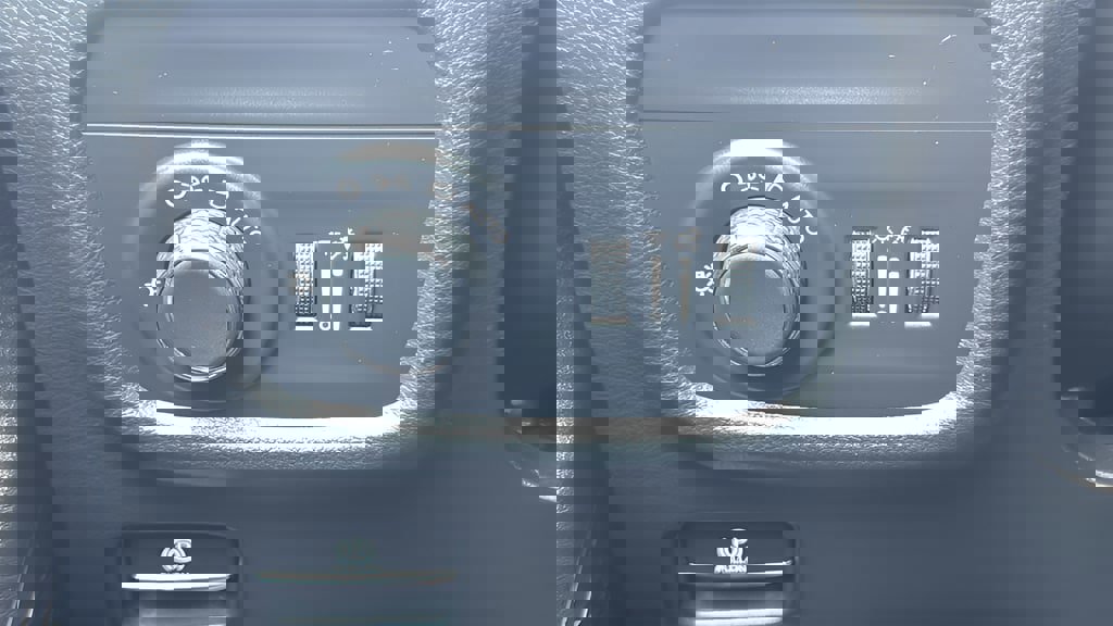 Used 2023 Jeep Grand Cherokee Laredo image 11