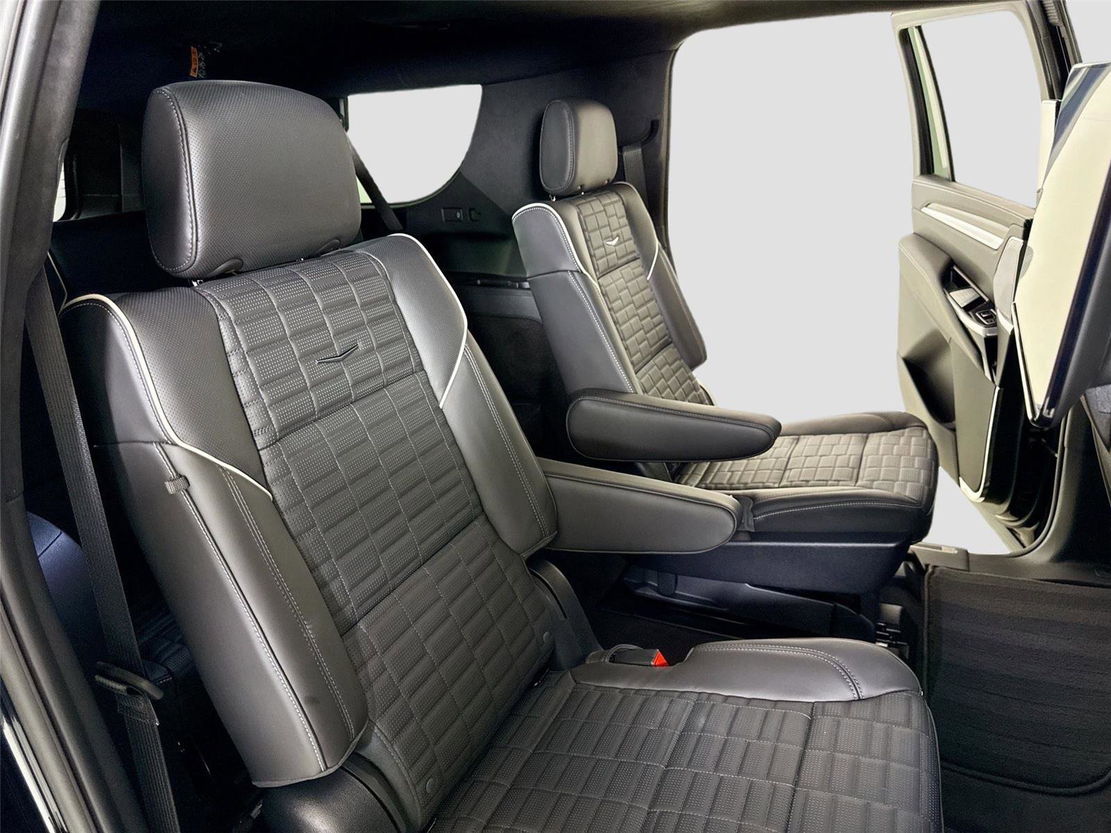 Used 2025 Cadillac Escalade ESV V w/ LPO, ONYX Package AWD/4WD image 33