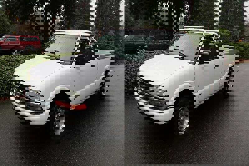 Used 2002 Chevrolet S10 Pickup LS w/ LS Preferred Equipment Group image 1