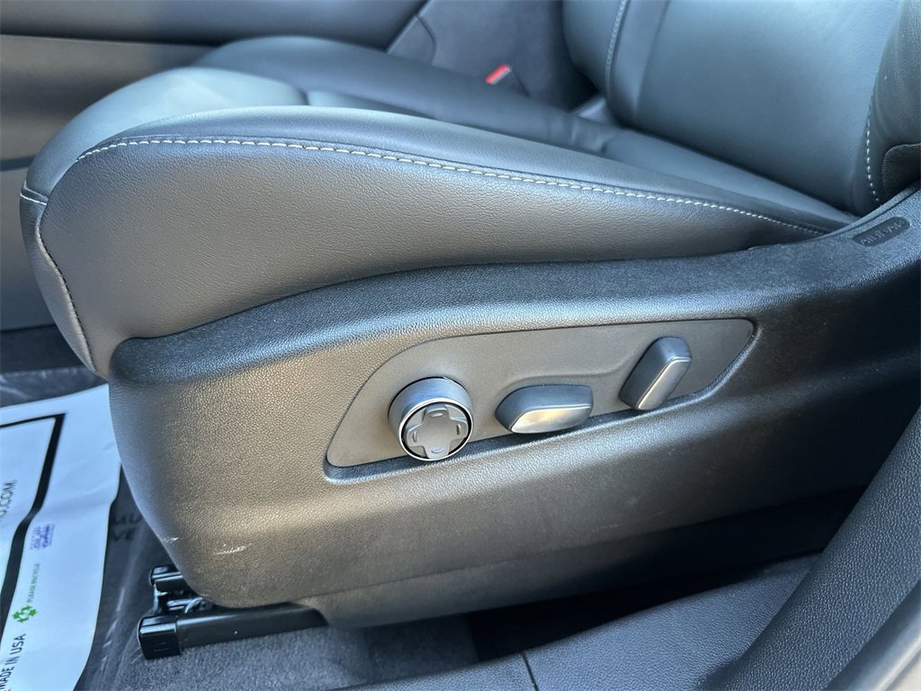 Used 2025 Cadillac XT4 Premium Luxury image 12