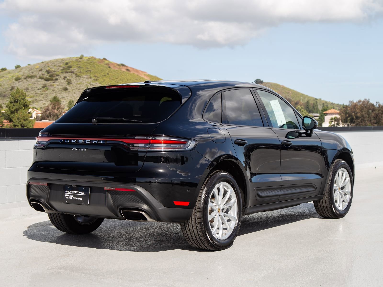 Certified 2025 Porsche Macan AWD/4WD image 9