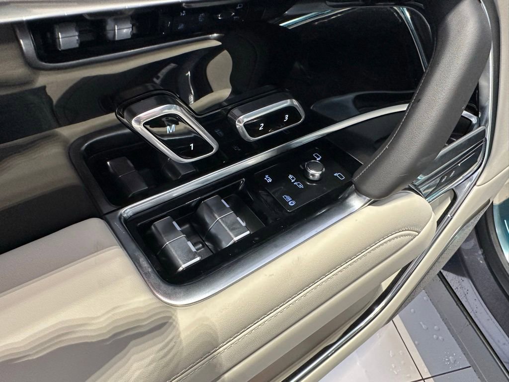 New 2025 Land Rover Range Rover Autobiography AWD/4WD image 32