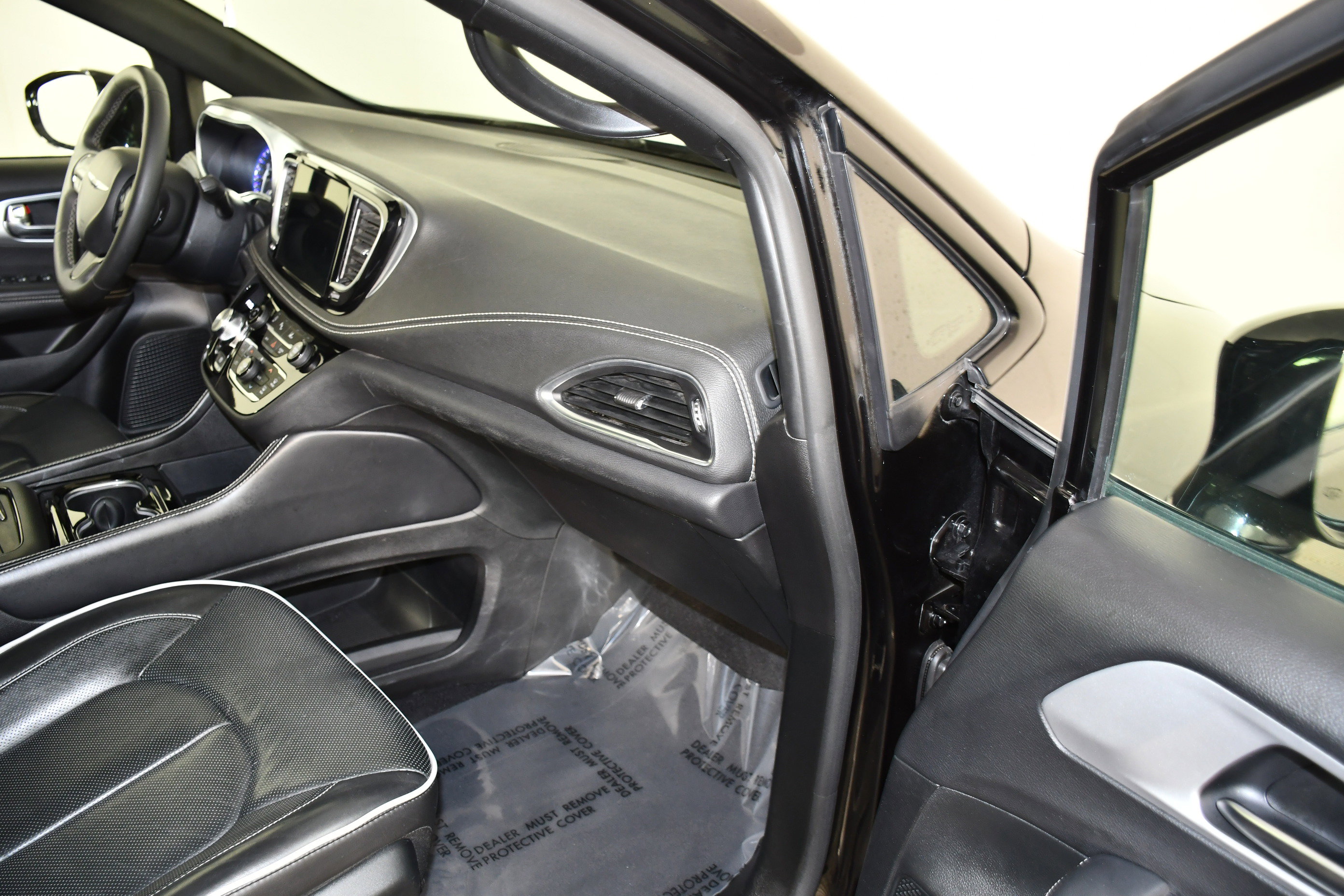 Used 2025 Chrysler Pacifica Limited image 41