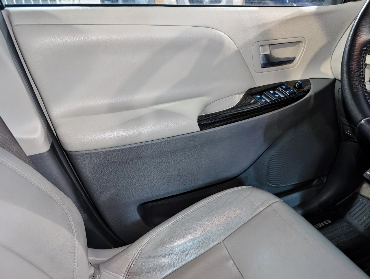 Used 2017 Toyota Sienna XLE image 34