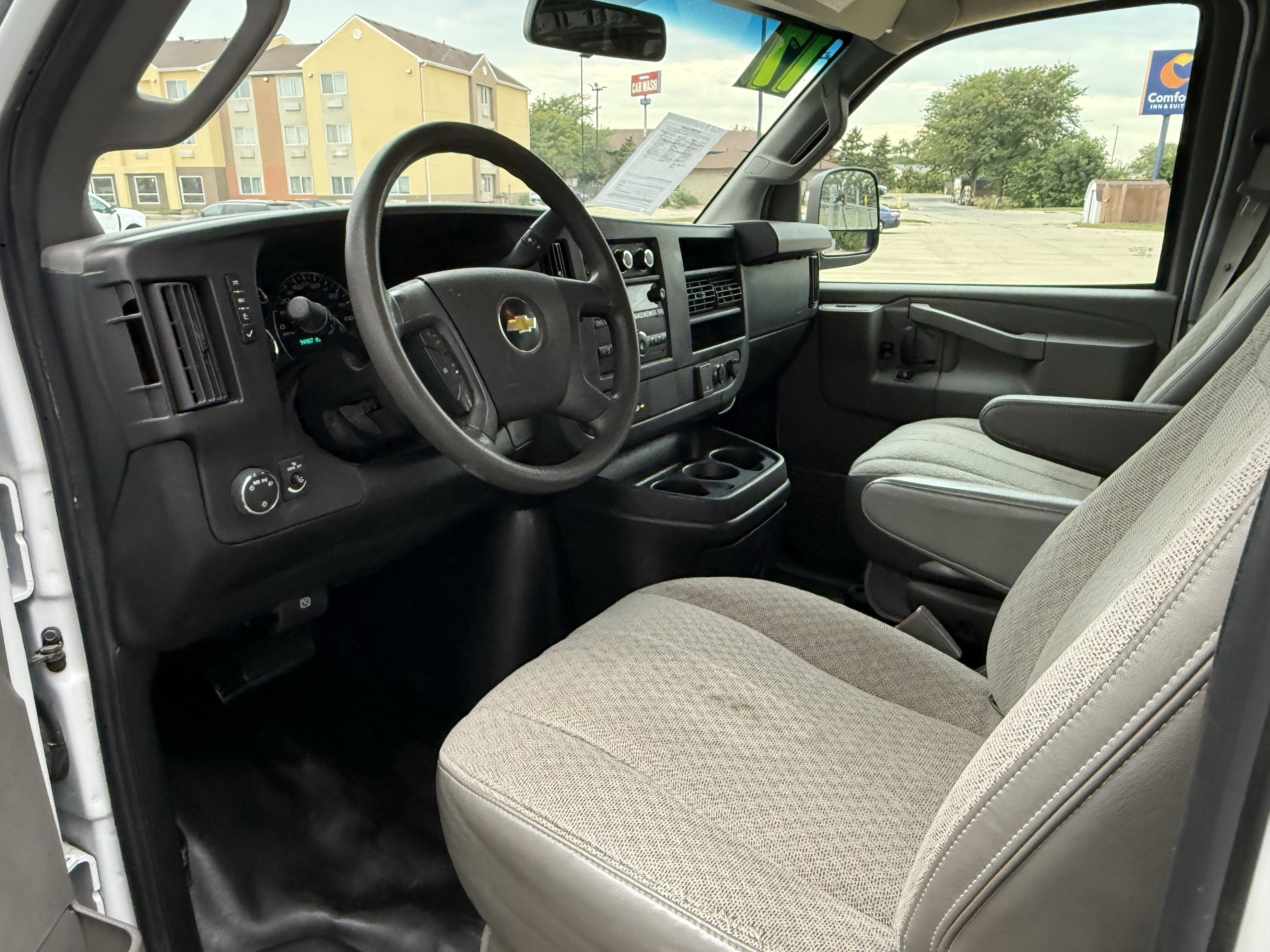 Used 2017 Chevrolet Express 2500 Extended image 12