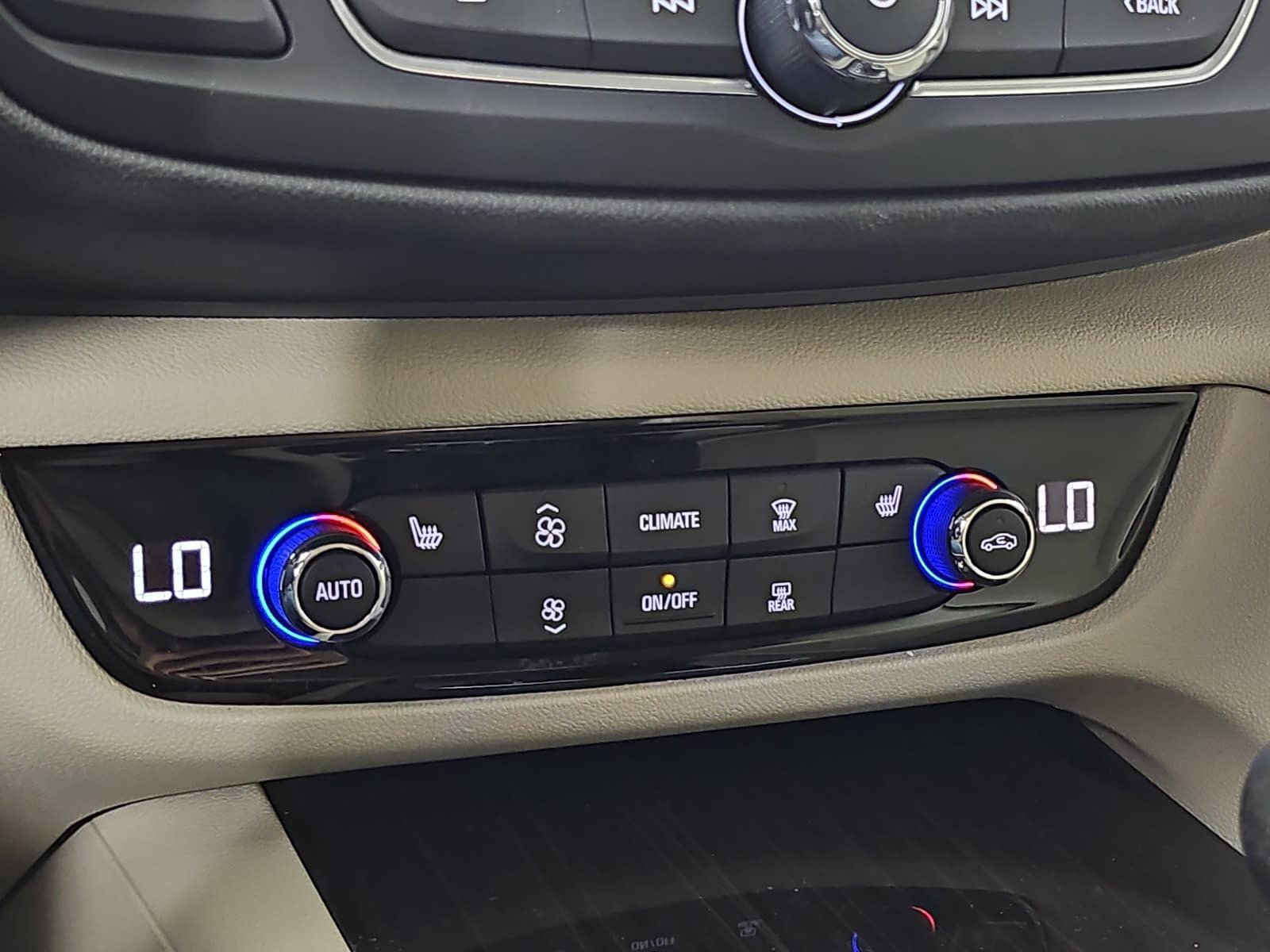 Used 2018 Buick Regal Essence w/ Driver Confidence Package #1 FWD image 20