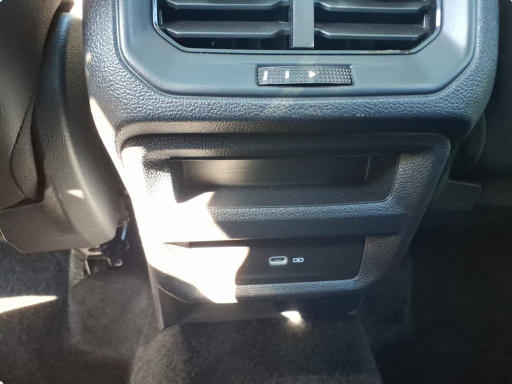 Used 2022 Volkswagen Taos SEL w/ Panoramic Sunroof Package image 10