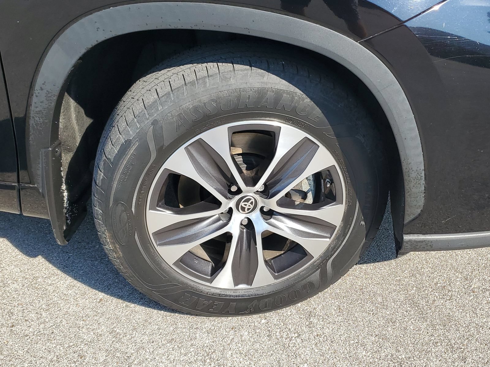 Used 2020 Toyota Highlander XLE AWD/4WD image 6