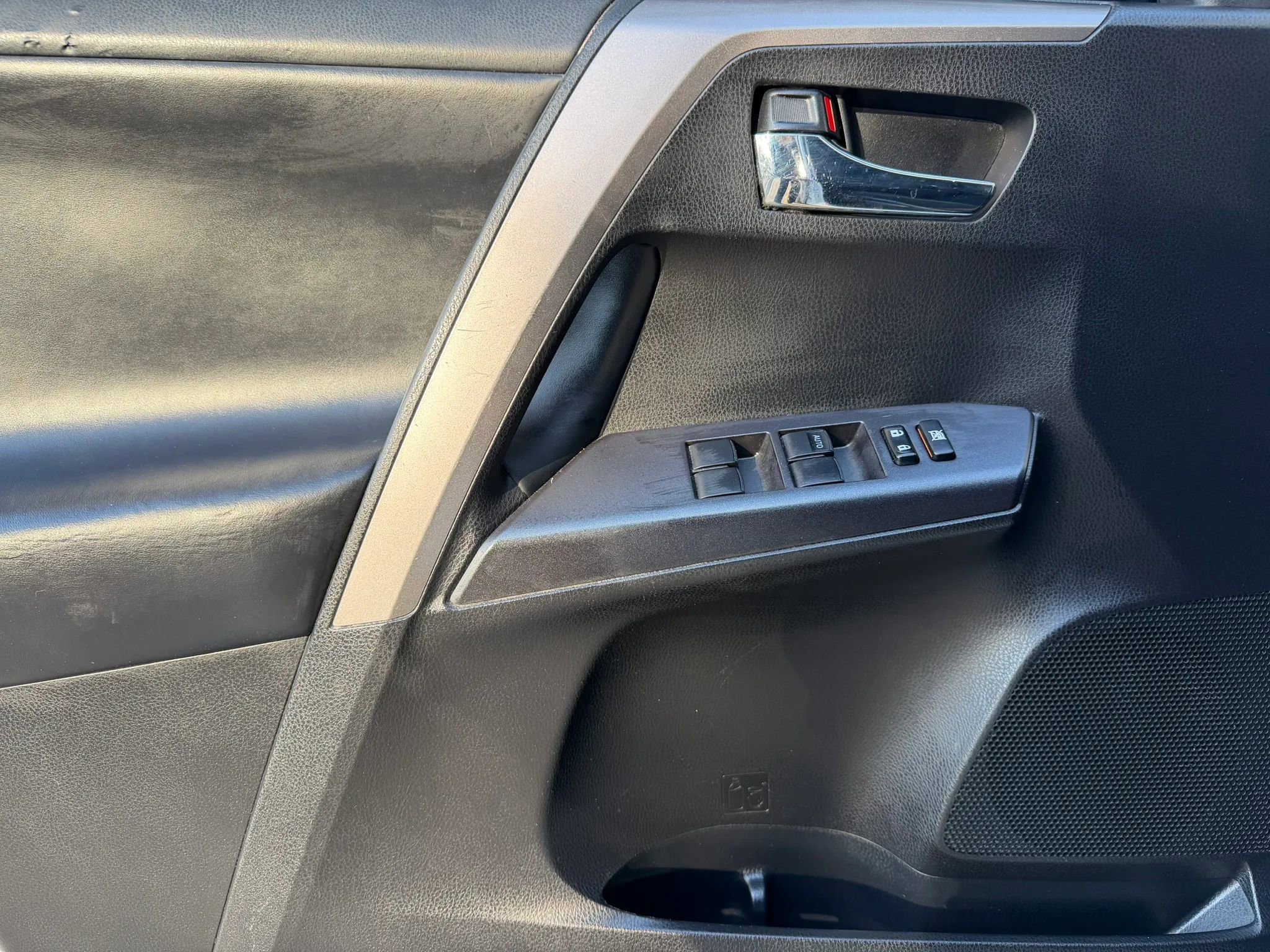 Used 2018 Toyota RAV4 XLE w/ Plus Extra Value Package image 9