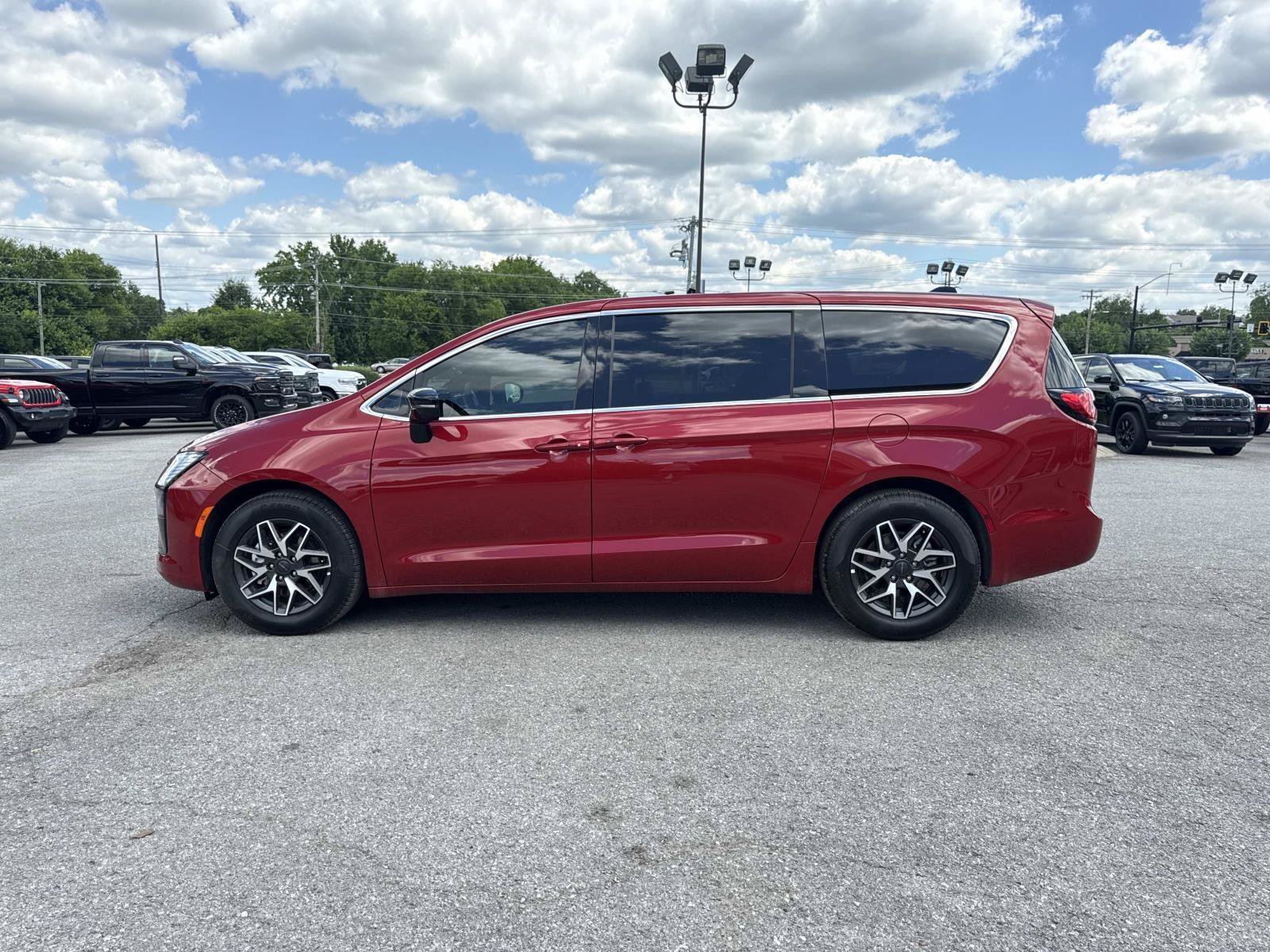 New 2027 Chrysler Pacifica Limited FWD image 8
