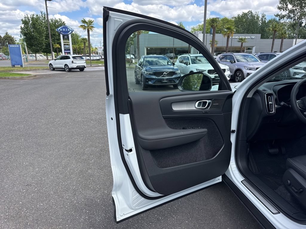 New 2026 Volvo XC40 B5 Plus w/ Climate Package AWD/4WD image 10