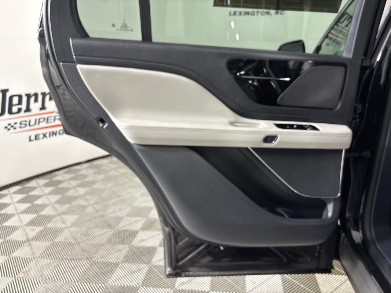 Used 2026 Lincoln Aviator 2WD image 26