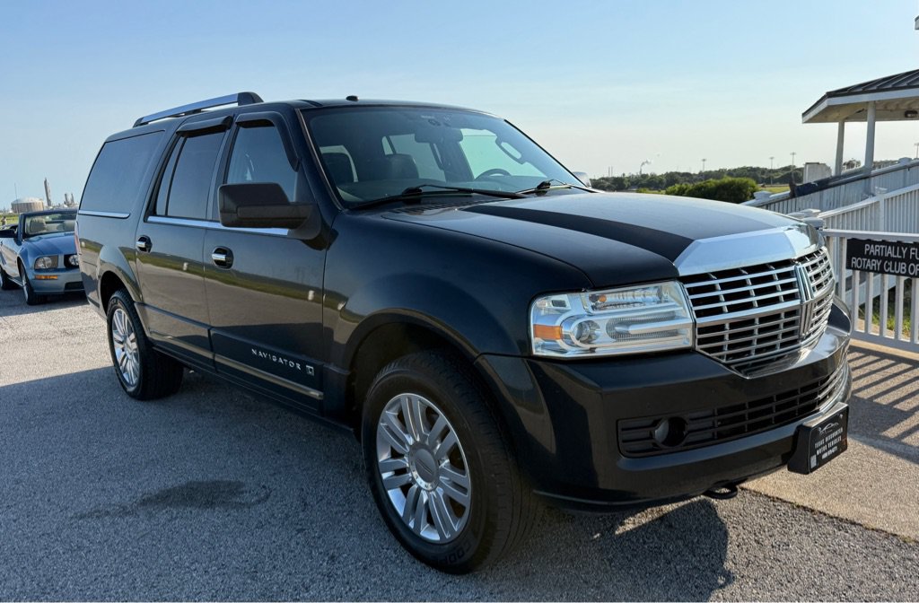 Used 2013 Lincoln Navigator L 4WD w/ HD Trailer Tow Pkg image 3