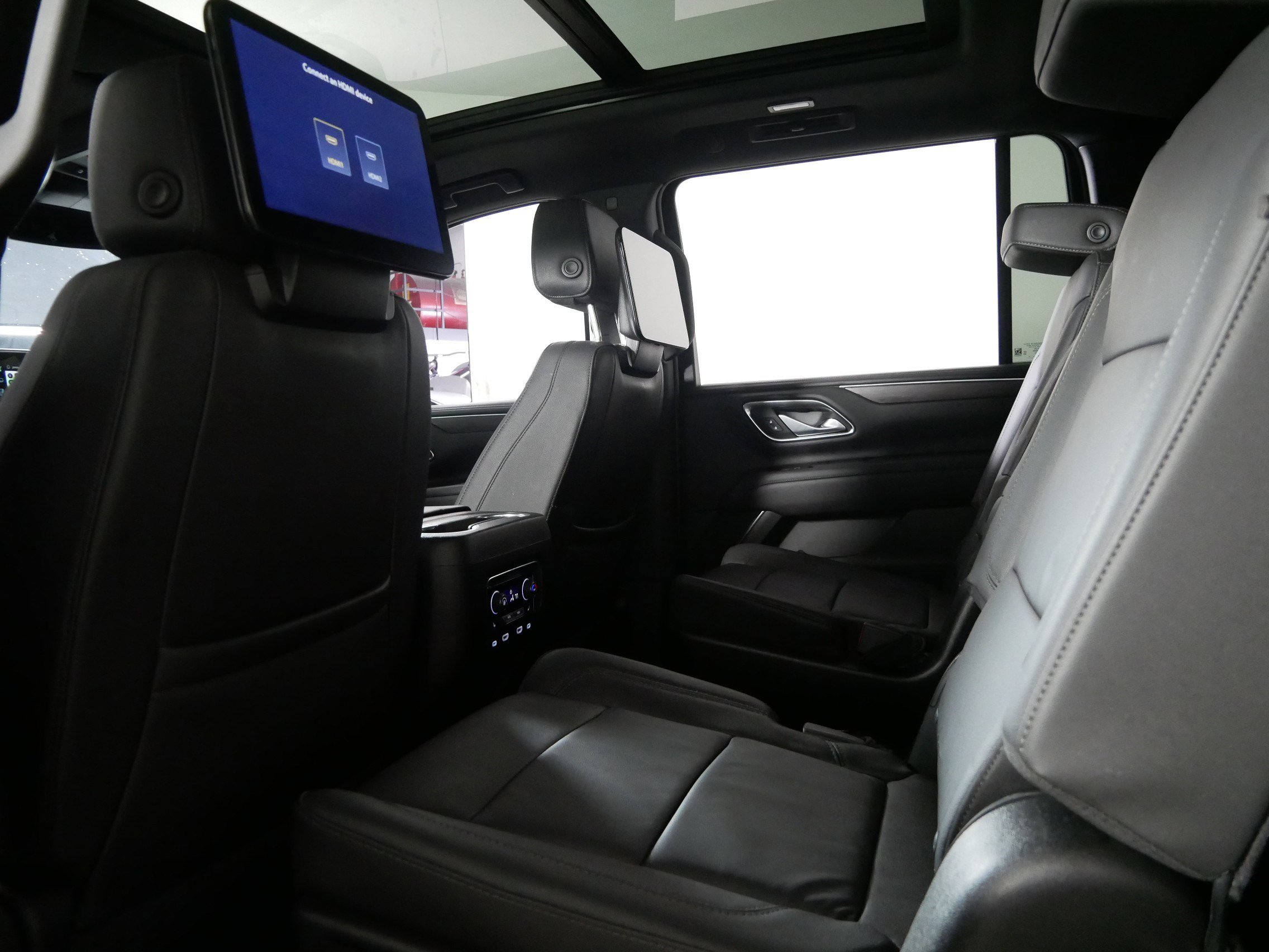 Certified 2024 Chevrolet Suburban Z71 w/ Z71 Off-Road Package AWD/4WD image 32