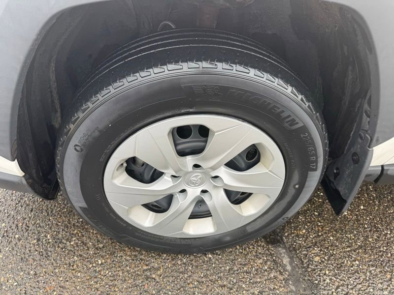 Used 2019 Toyota RAV4 LE image 14
