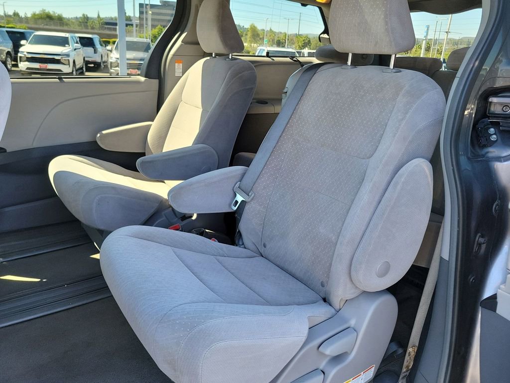 Used 2018 Toyota Sienna LE w/ Carpet Mat Package image 22