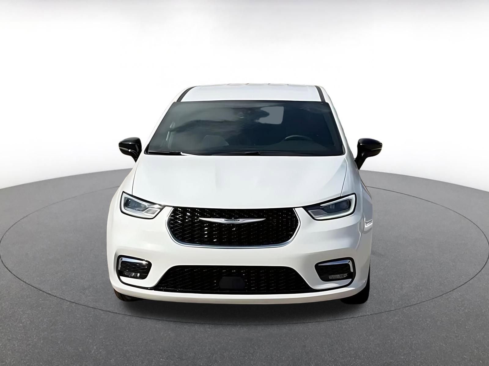 Used 2025 Chrysler Pacifica Select image 4