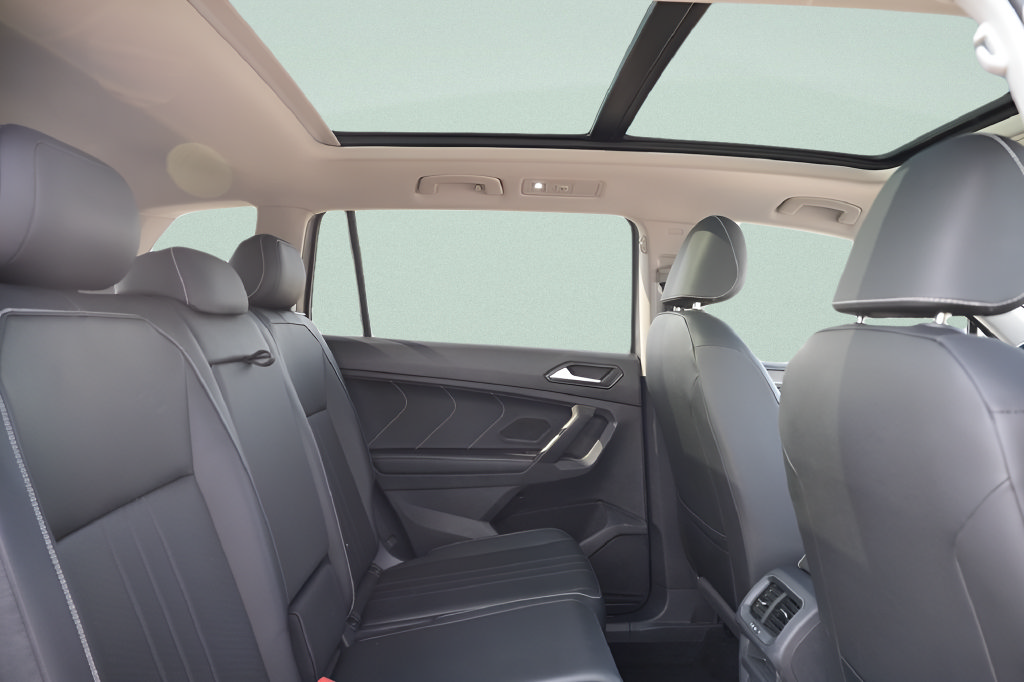 Used 2023 Volkswagen Tiguan SE w/ Panoramic Sunroof Package FWD image 14