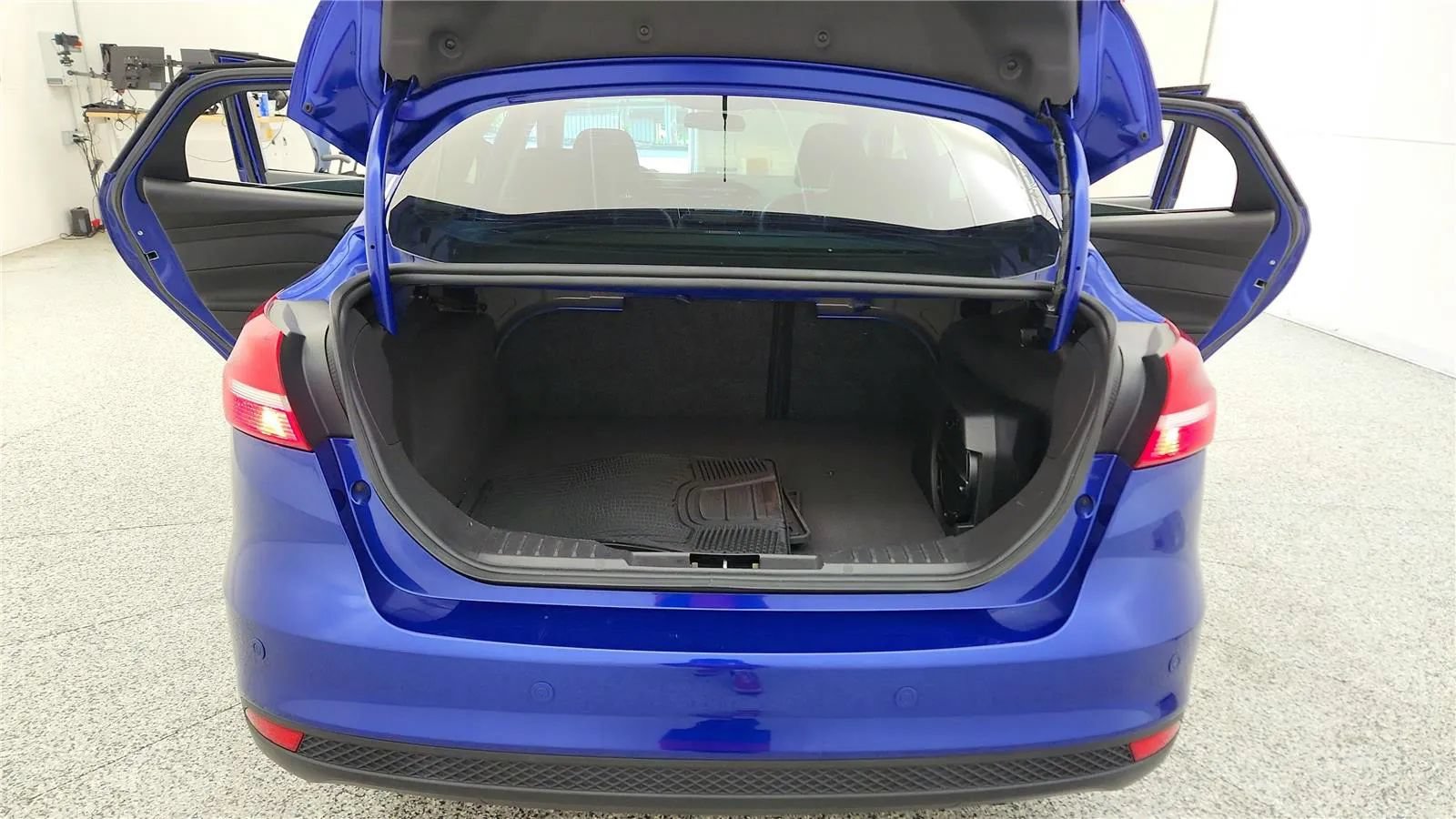 Used 2015 Ford Focus Titanium FWD image 19