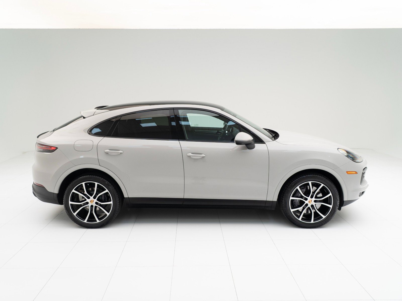 Certified 2022 Porsche Cayenne Platinum Edition image 8