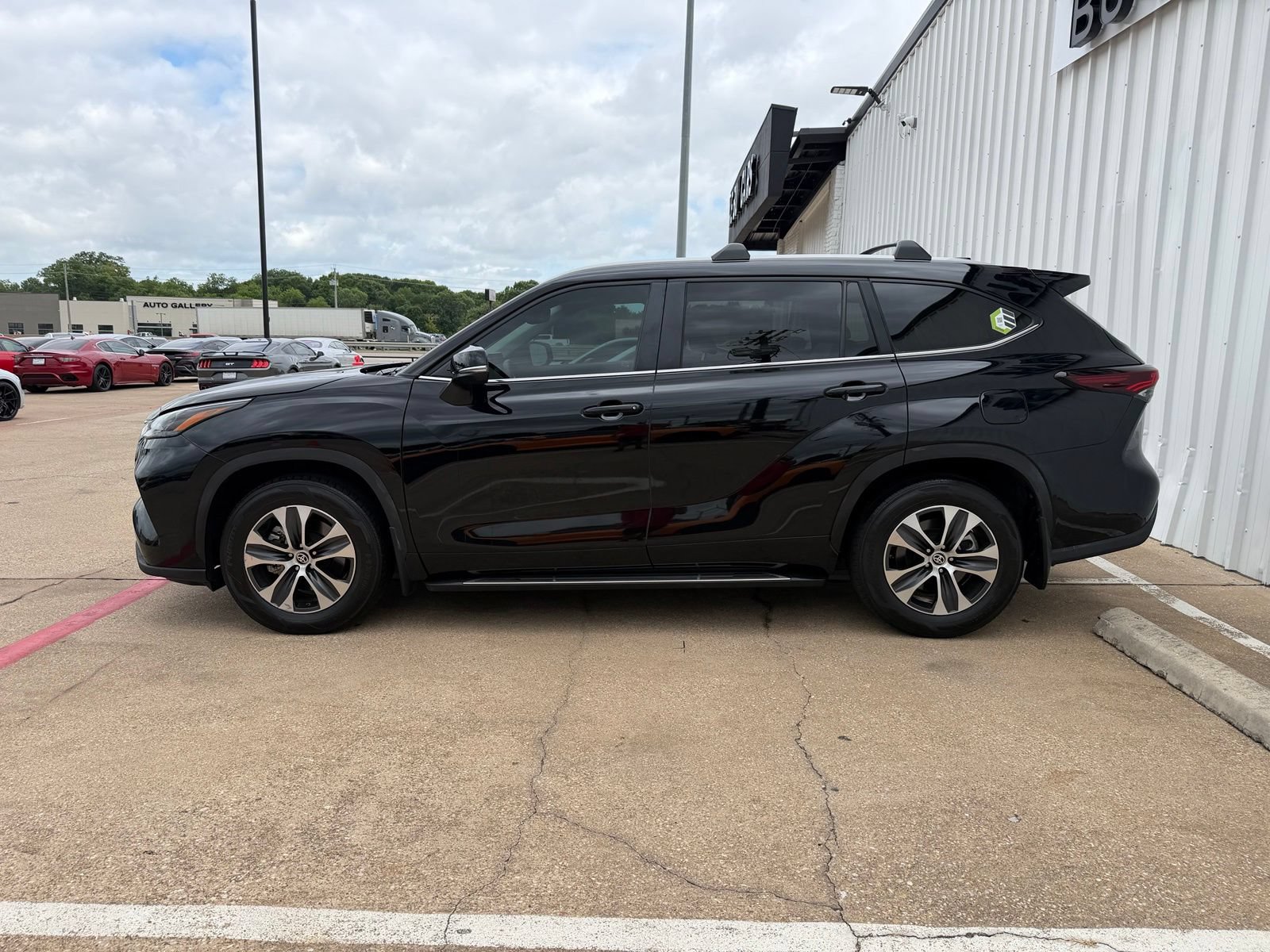 Used 2024 Toyota Highlander XLE FWD image 3