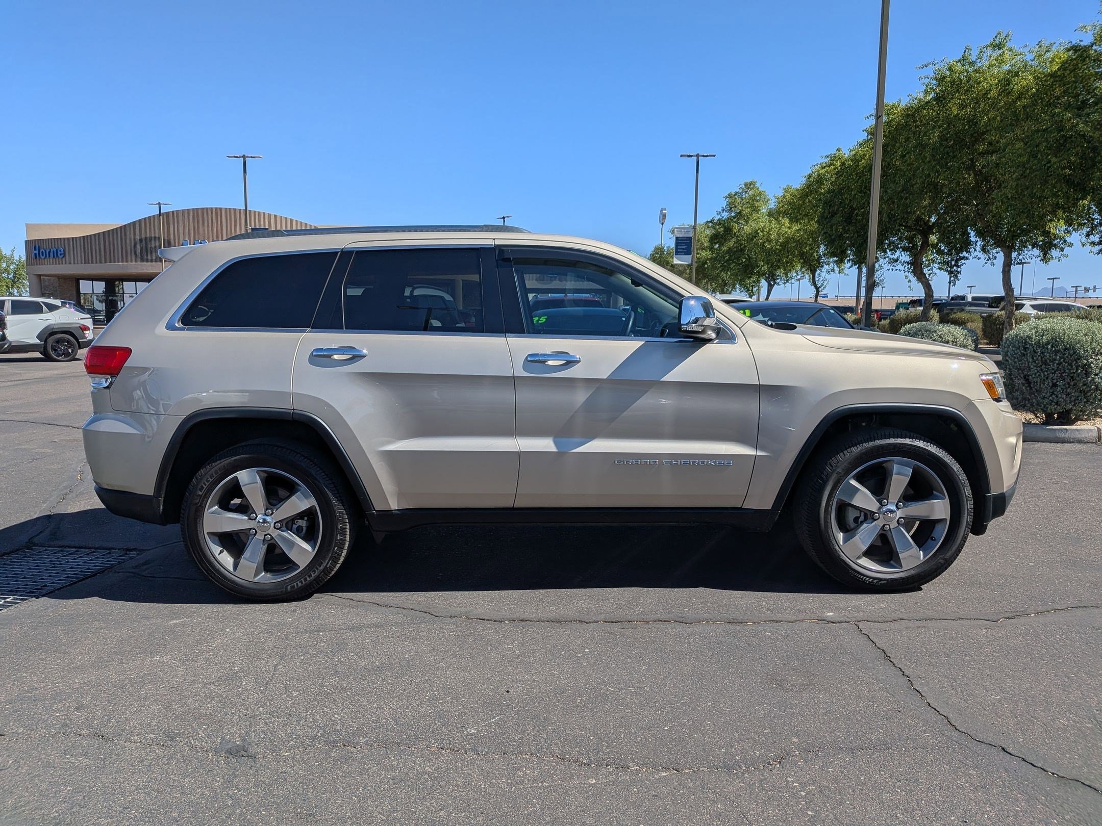 Used 2015 Jeep Grand Cherokee Limited w/ Luxury Group II AWD/4WD image 4
