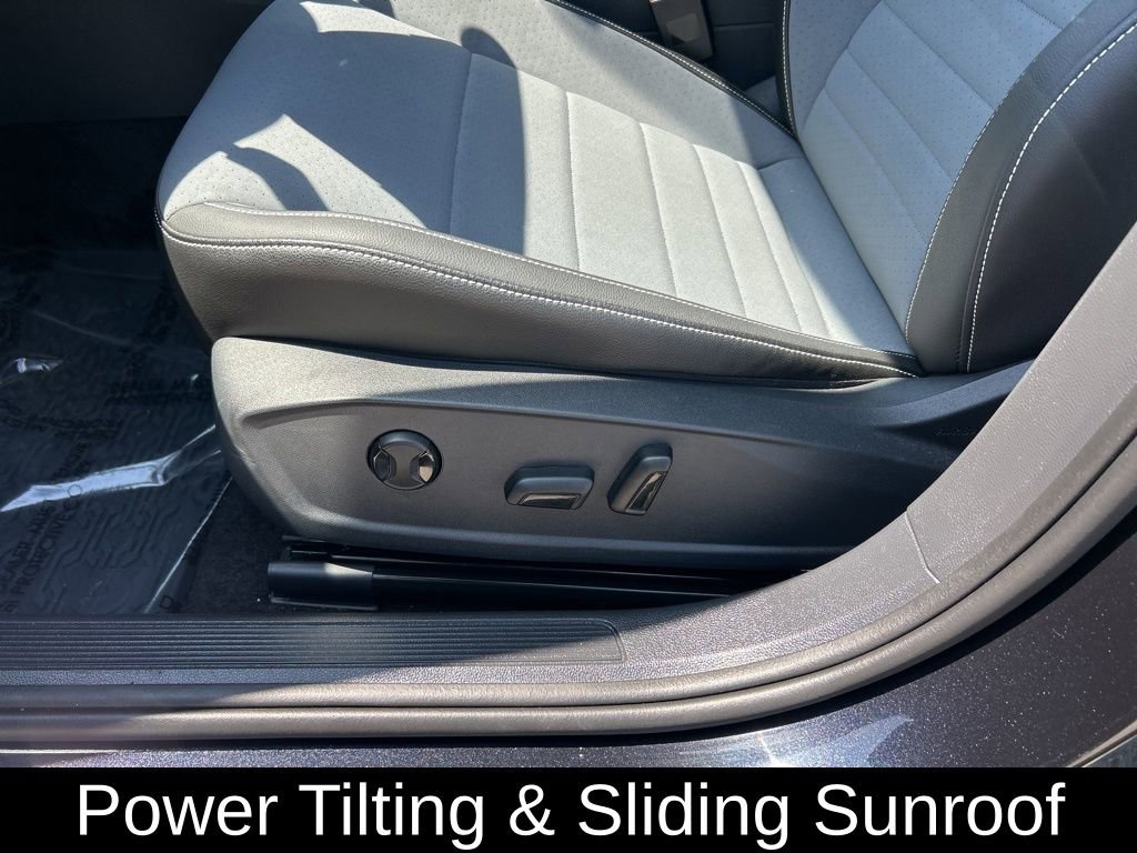 Used 2025 Volkswagen Jetta SE w/ Sunroof Package FWD image 16