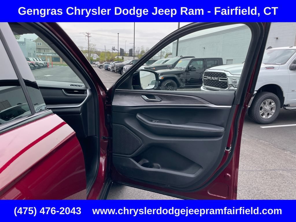 Used 2023 Jeep Grand Cherokee Limited w/ Luxury Tech Group II AWD/4WD image 9