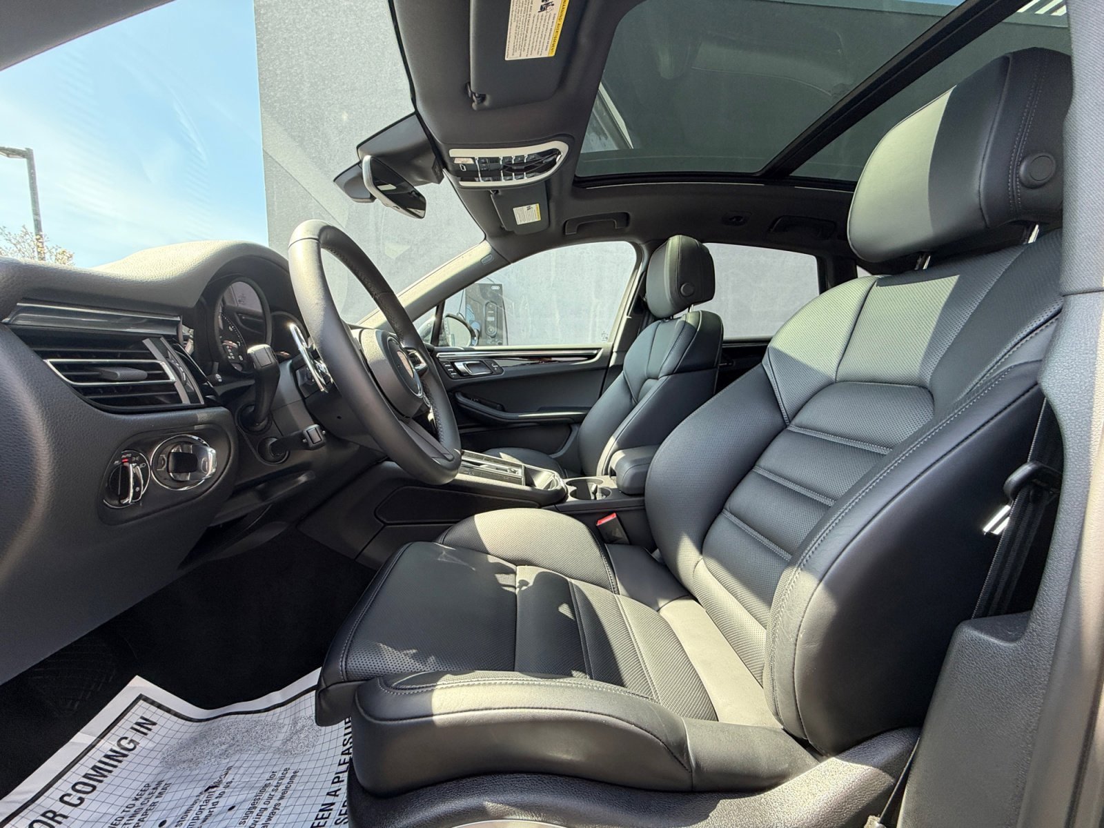 Certified 2026 Porsche Macan AWD/4WD image 5