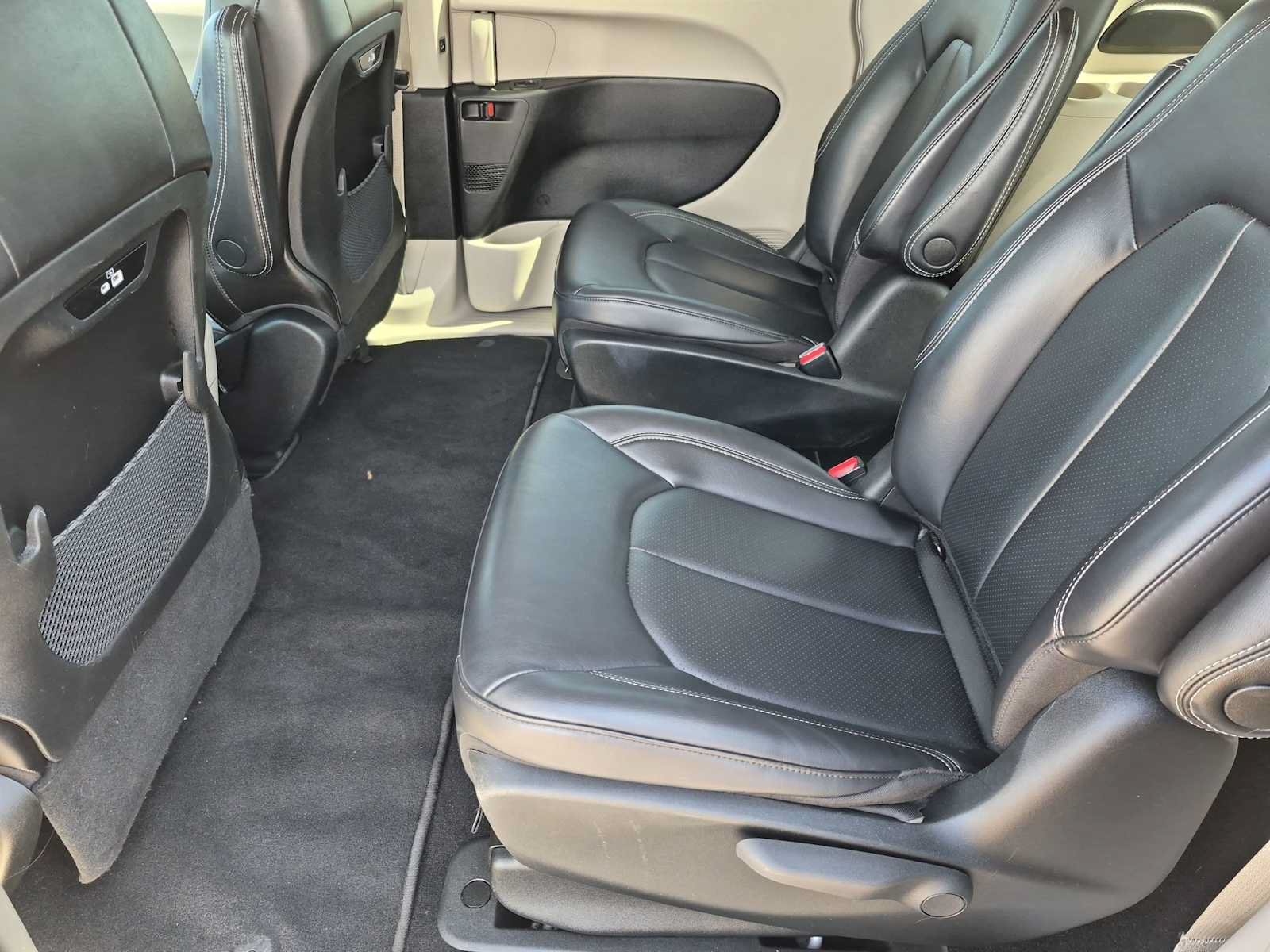 Used 2023 Chrysler Pacifica Touring-L FWD image 17