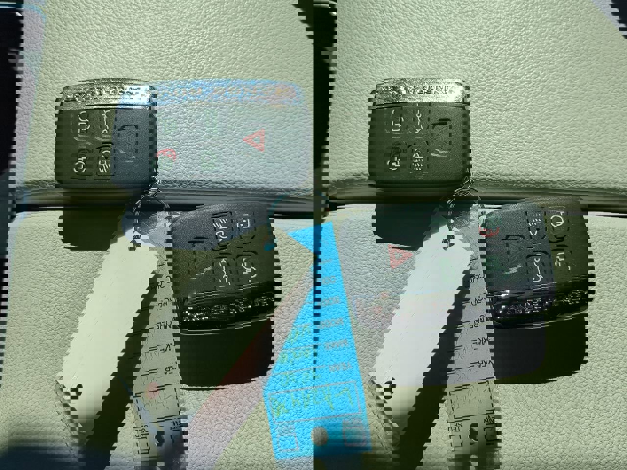 Used 2020 Land Rover Range Rover Velar R-Dynamic S image 28