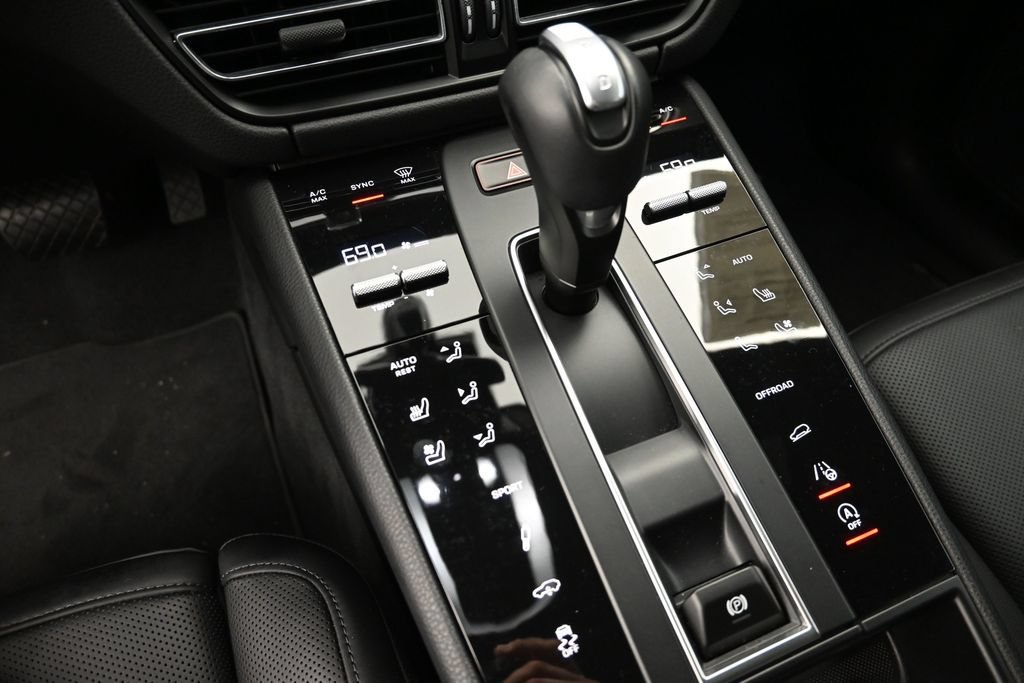 Certified 2025 Porsche Macan AWD/4WD image 15