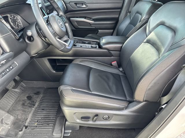 Used 2024 Nissan Pathfinder SL w/ Black Appearance Package image 8