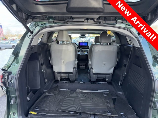 Used 2025 Toyota Sienna XLE image 6