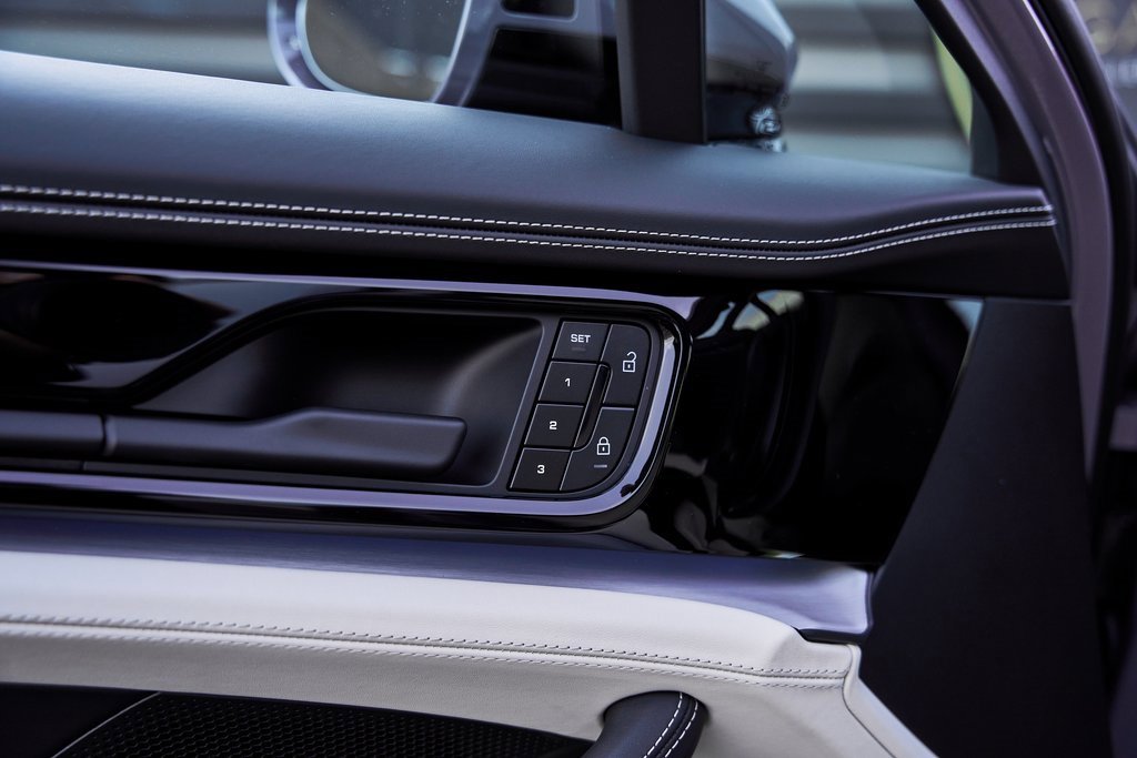 Used 2025 Porsche Panamera 4 w/ Premium Package image 38