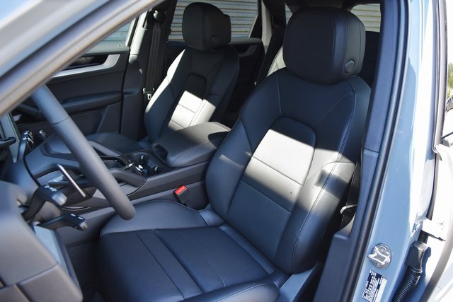 Certified 2025 Porsche Cayenne image 5