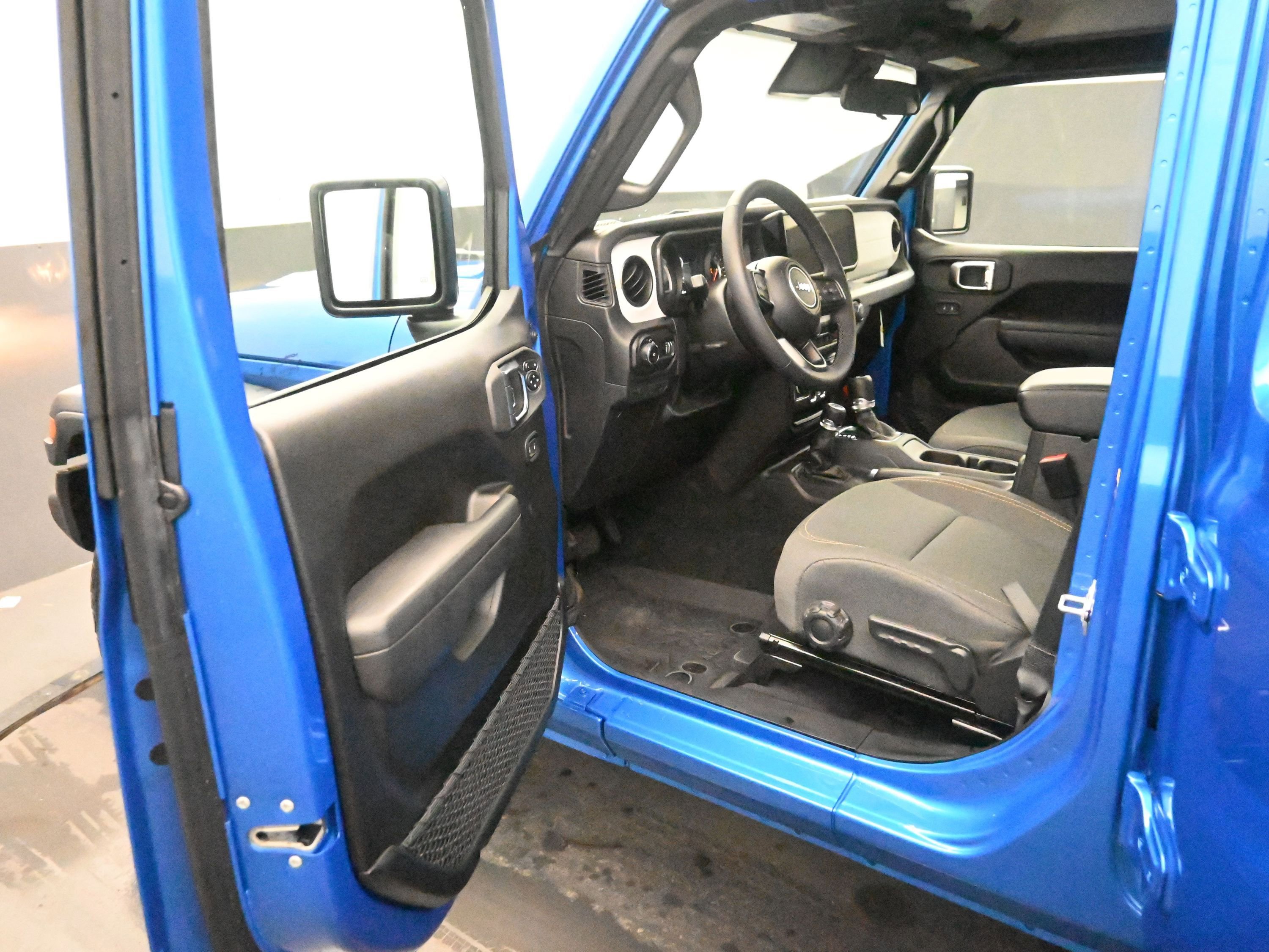 Used 2025 Jeep Wrangler Sport S image 14