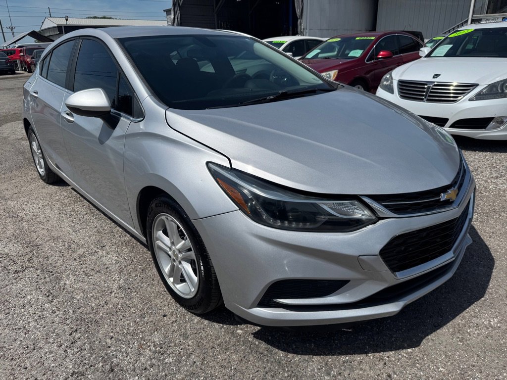 Used 2017 Chevrolet Cruze LT w/ Convenience Package FWD image 2