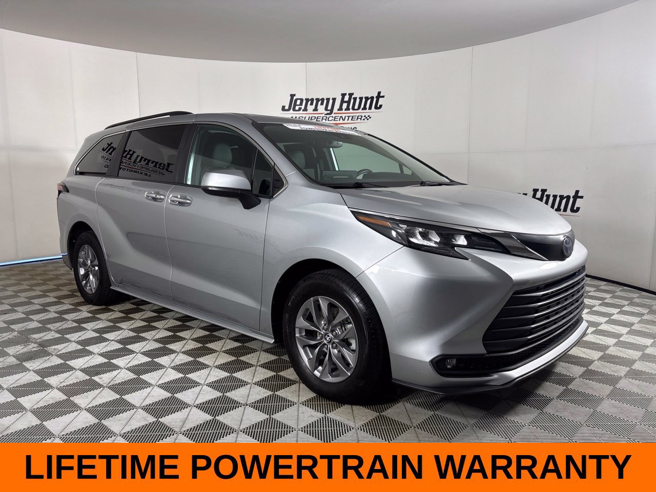 Used 2025 Toyota Sienna XLE FWD image 4