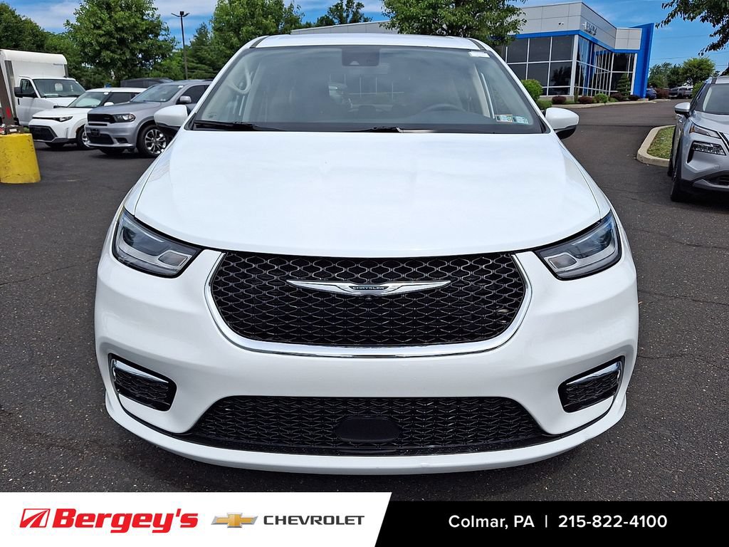 Used 2023 Chrysler Pacifica Touring-L FWD image 9