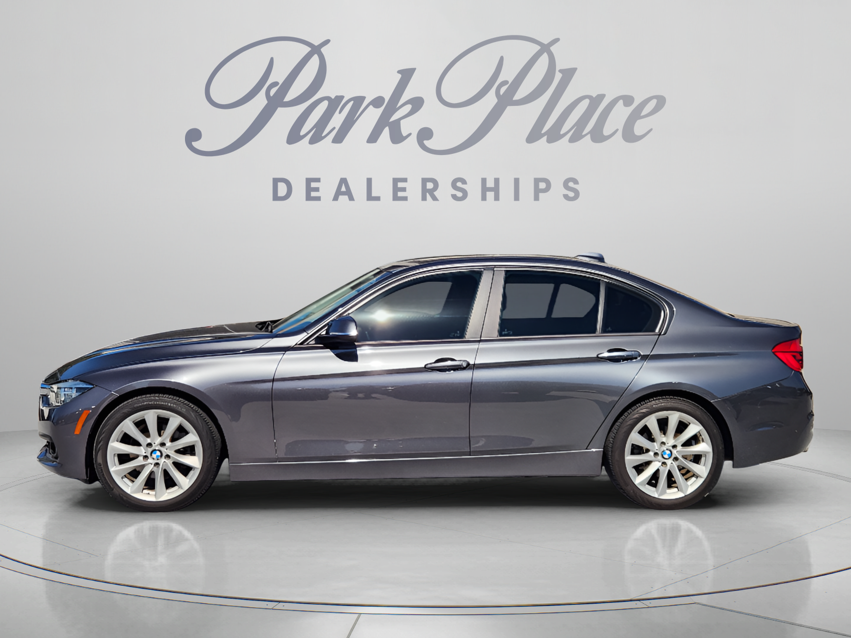 Used 2018 BMW 320i xDrive Sedan w/ Premium Package AWD/4WD image 2