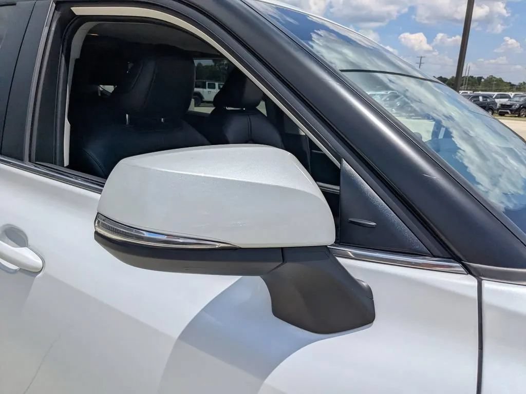 Used 2023 Toyota Highlander XLE FWD image 15