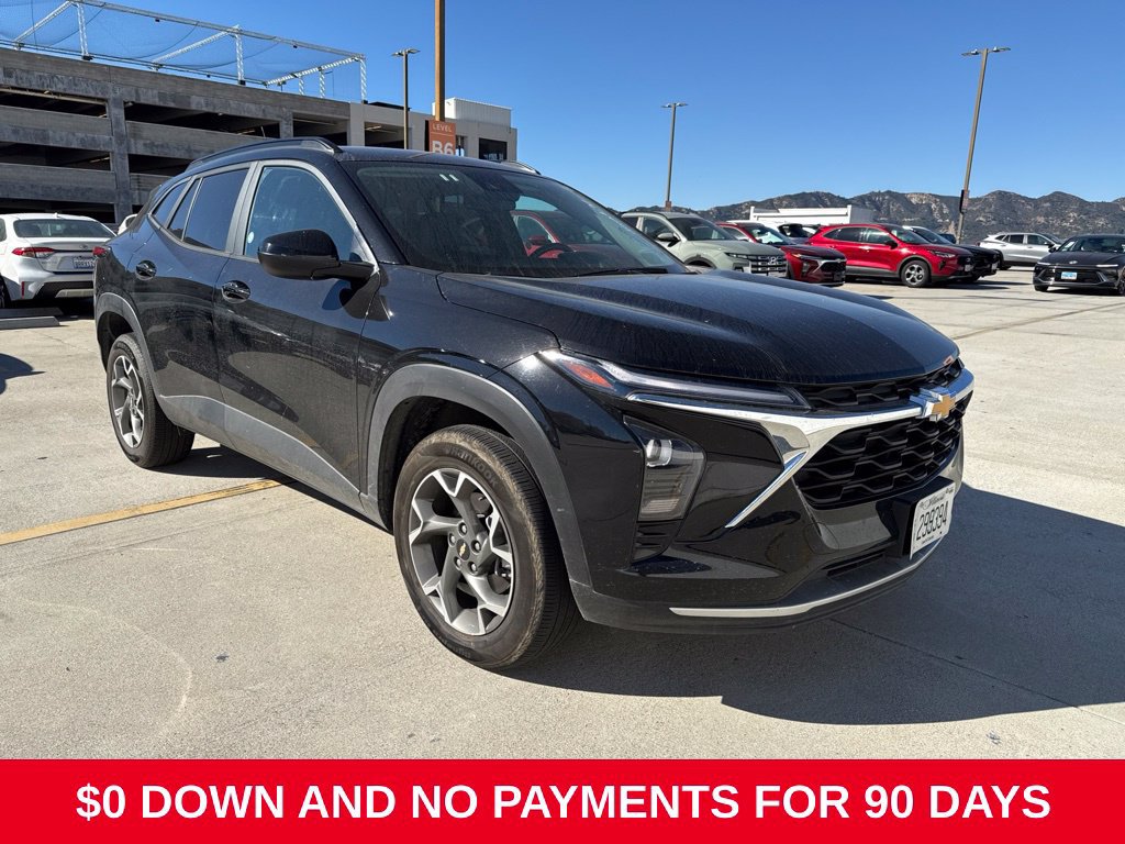 Used 2025 Chevrolet Trax LT w/ LT Convenience Package FWD image 2