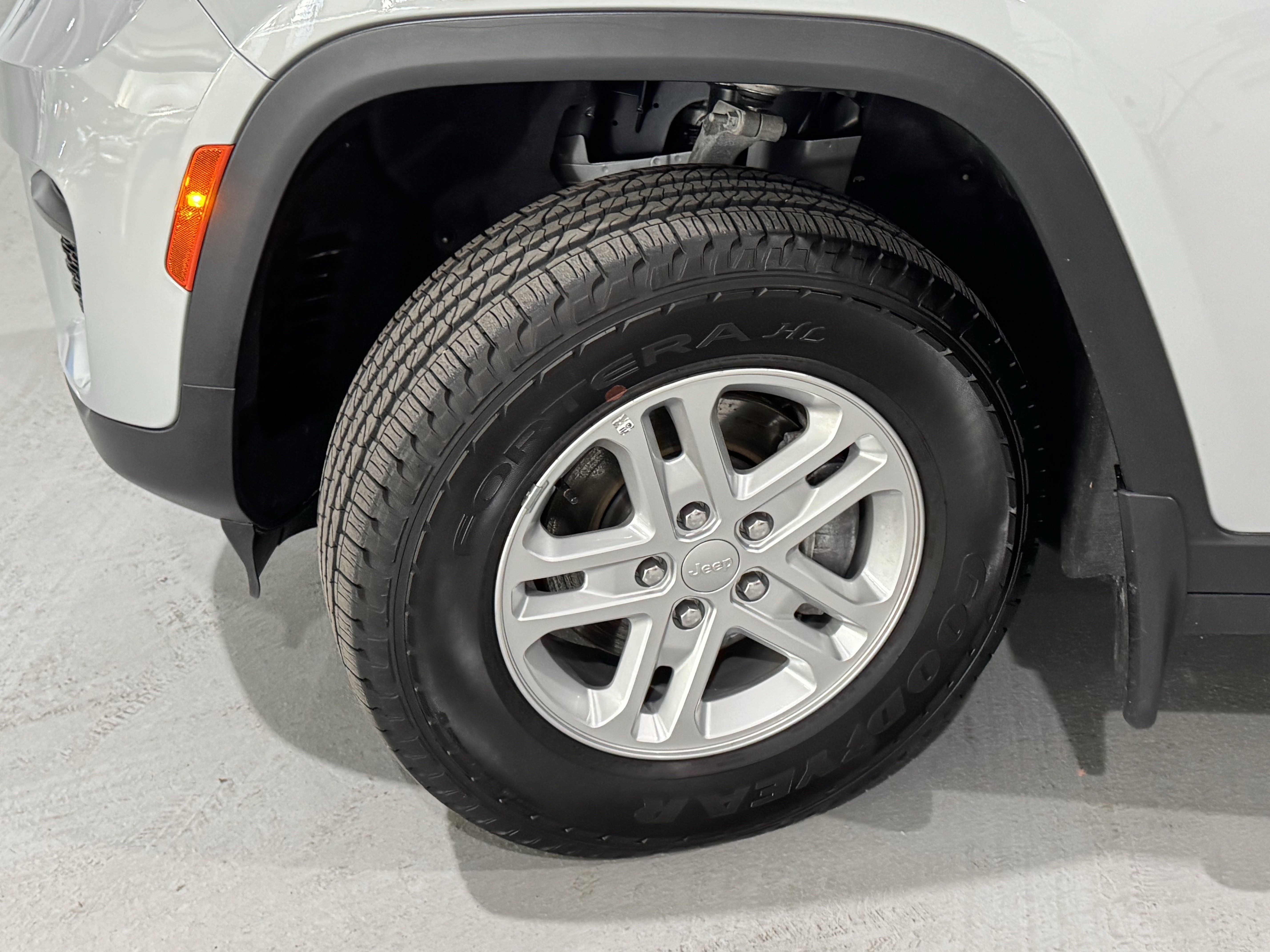 Used 2024 Jeep Grand Cherokee Laredo w/ MOPAR Finishing Package image 40