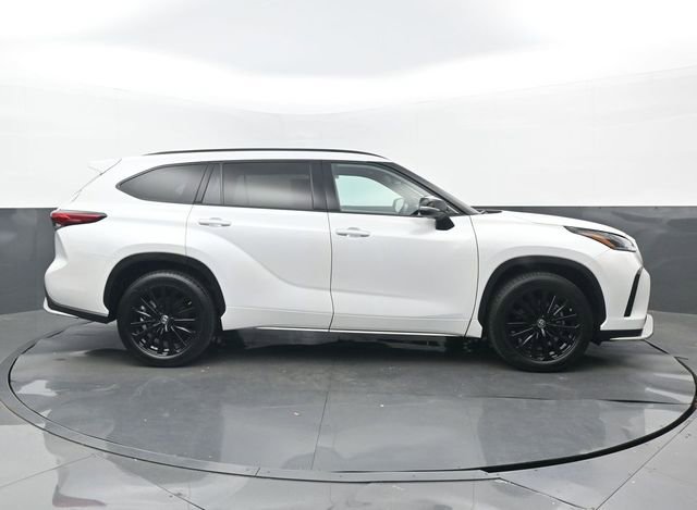 Used 2023 Toyota Highlander XSE FWD image 2