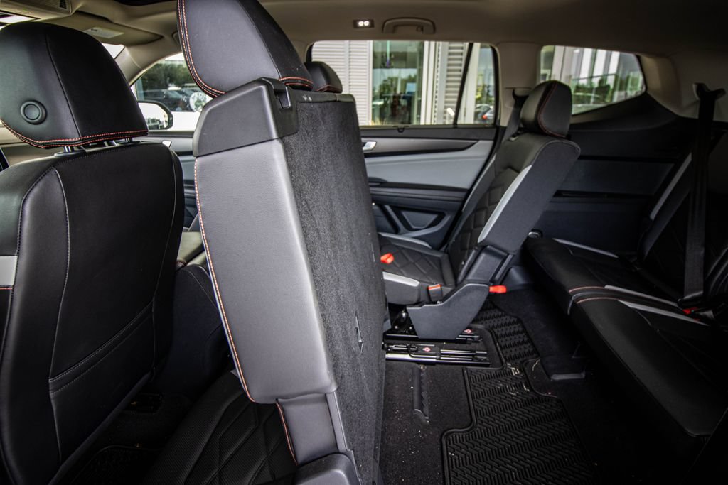 Certified 2024 Volkswagen Atlas Peak Edition SEL AWD/4WD image 27