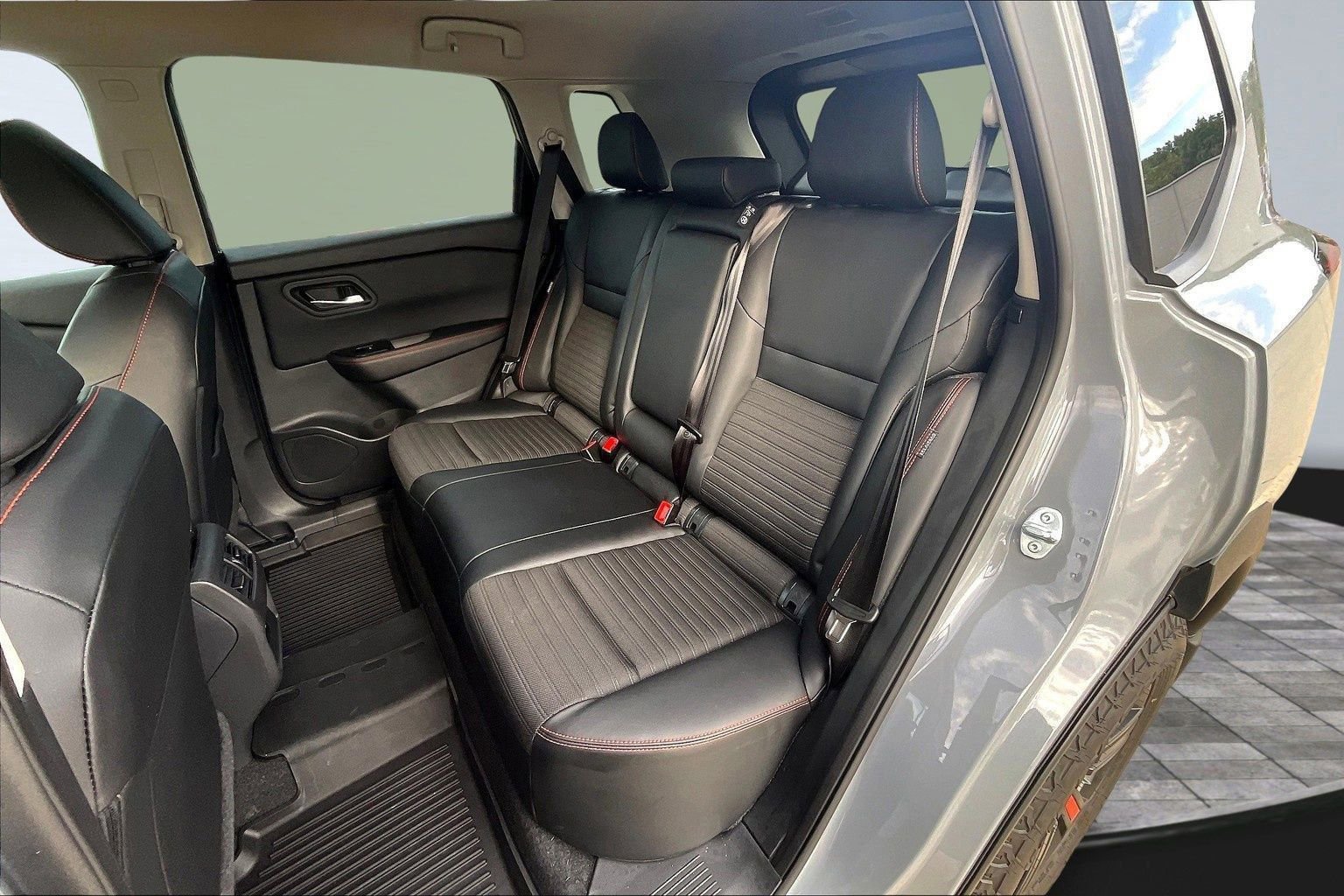 Certified 2025 Nissan Rogue SV image 32