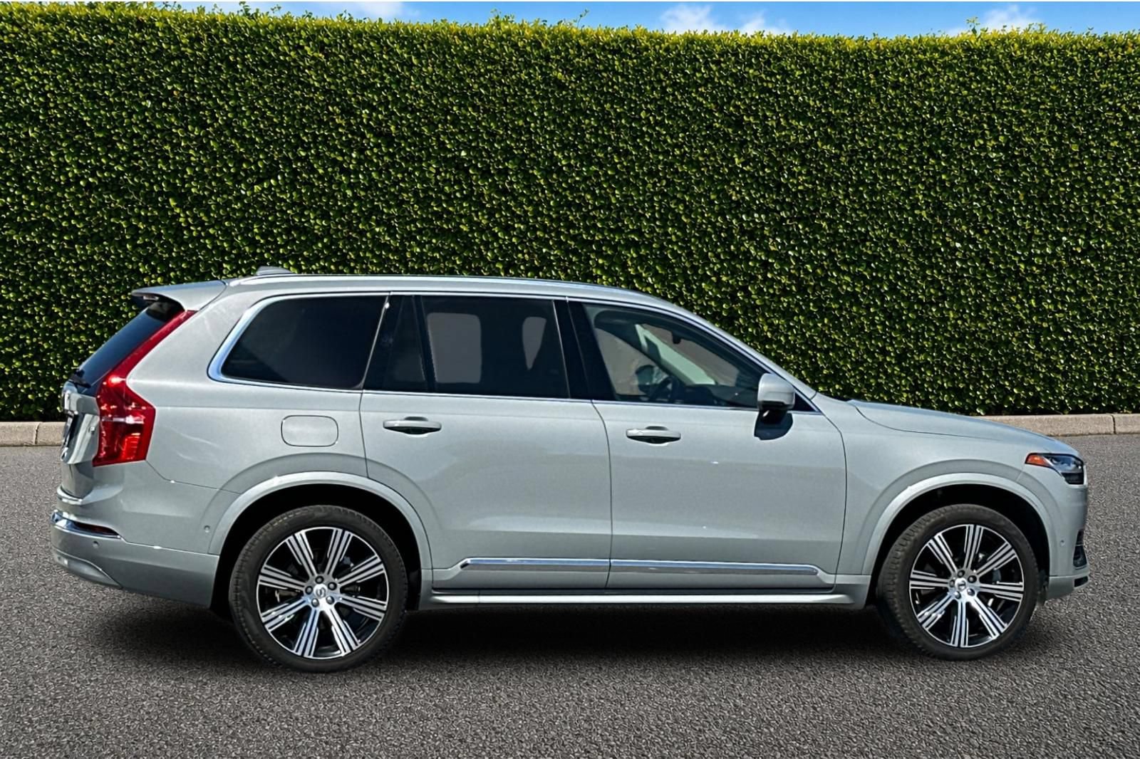 Used 2025 Volvo XC90 T8 Plus w/ Protection Package Premier AWD/4WD image 3
